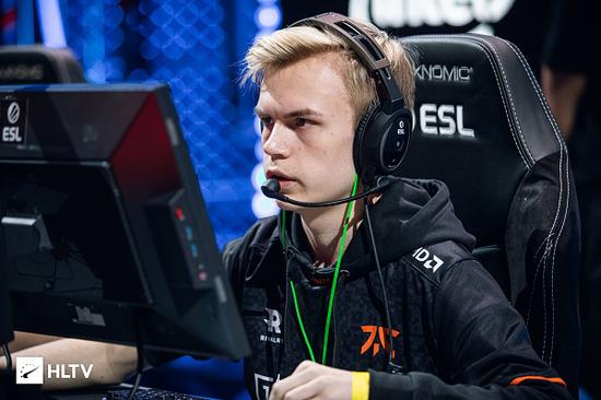 校园爱情故事：瓦学弟与go学长的浪漫邂逅